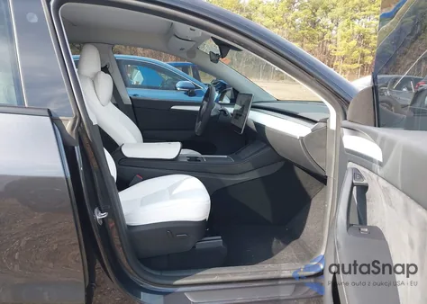 2024 Tesla Model Y Long Range Dual Motor All-Wheel Drive z USA, uszkodzony, nr VIN 7SAYGDEE2RA232074